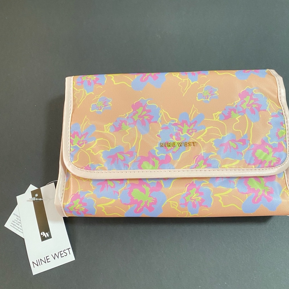 Nine West Hanging Travel Organizer Cosmetic Bag . OS Floral